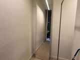 un couloir avec un miroir et une échelle à l'intérieur