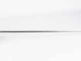 un couteau posé sur une surface blanche