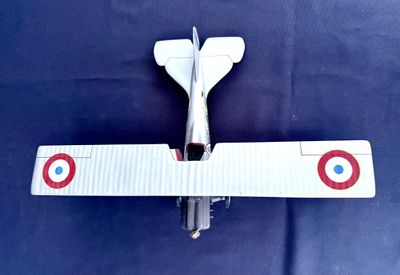 un modèle réduit d'avion posé sur une surface bleue