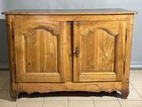 une vieille armoire en bois à deux portes