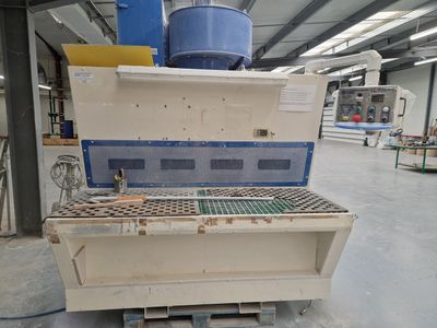 une image représentant une machine dans une usine avec un seau bleu