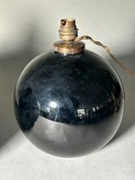 Deux lampes, de forme boule, en verre opaliné noir, dont une… (photo 2)