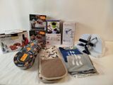 de nombreux objets posés sur un lit dans la chambre