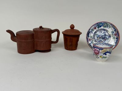 trois types différents de théières et de tasses sur la table
