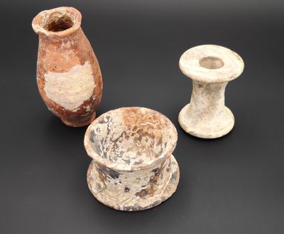 trois pièces de poterie posées sur une table l'une à côté de l'autre