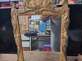 un homme qui se tient devant un miroir