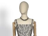 une photo d'un mannequin portant une robe noire et blanche
