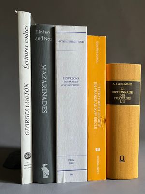 plusieurs livres sont alignés sur une étagère