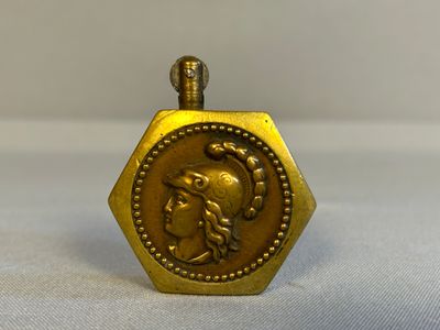 gros plan d'une pièce d'or avec un visage dessus