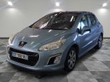 la petite voiture bleue est garée dans une grande pièce