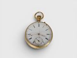 une montre de poche en or avec des chiffres romains sur le cadran