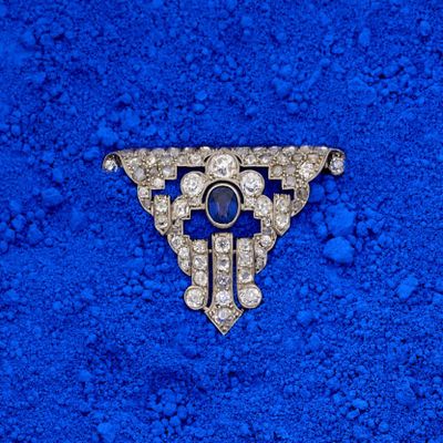 Broche en or gris 18k (750e) et platine (850e), de forme tri…