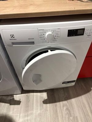une machine à laver blanche et un sèche-linge dans une cuisine
