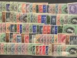 une vitrine sur laquelle sont exposés de nombreux timbres différents