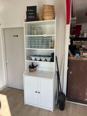 une cuisine avec un meuble blanc et un placard blanc