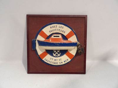 une photo d'une plaque représentant un bateau, accrochée au mur