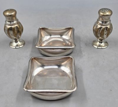 trois couverts sont posés les uns à côté des autres sur une table