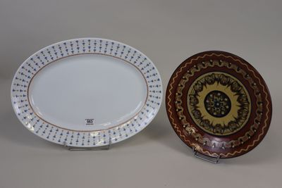 deux assiettes posées l'une à côté de l'autre sur une table