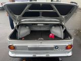 le coffre d'une voiture argentée comportant deux sièges