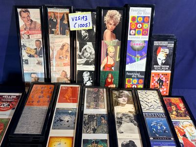 tout un tas de cassettes posées sur une table