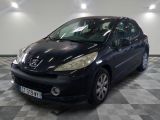 la photo d'une voiture noire garée dans un garage