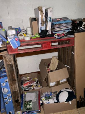 une pile de cartons posée sur une étagère dans une pièce