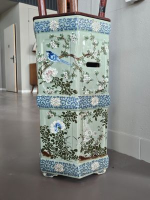 un réfrigérateur bleu et blanc orné d'un bouquet de fleurs