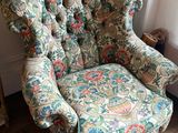 une chaise placée devant une porte