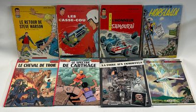 plusieurs livres sont alignés sur une surface blanche