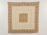 un foulard carré marron et blanc accroché à un mur
