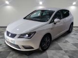 la voiture blanche est garée sur un sol en damier dans le garage