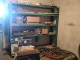 une photo d'un garage avec de nombreux outils rangés sur les étagères