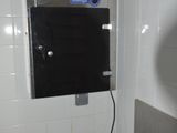 un lavabo dans une salle de bains, avec un miroir au-dessus