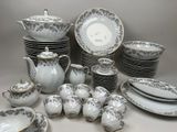 les nombreuses assiettes, tasses et soucoupes qui se trouvent sur la table
