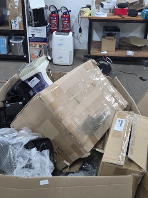 une pile de cartons qui se trouvent dans une pièce