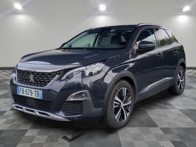 un SUV gris garé dans un garage au sol carrelé