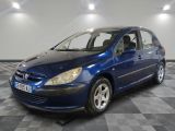 une photo d'une voiture bleue garée dans un garage