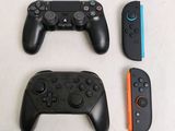 quatre manettes de jeux vidéo différentes posées les unes à côté des autres