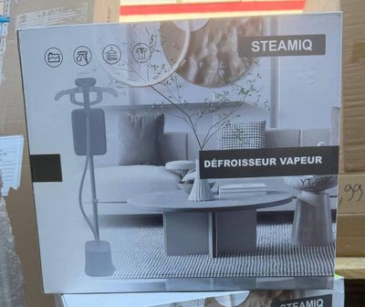 une boîte sur laquelle est représentée une table basse et une lampe
