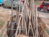 tout un tas d'outils rangés dans une caisse en bois