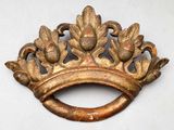 une image représentant une assiette en or sur laquelle figure une couronne