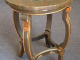 une petite table ornée d'un motif floral