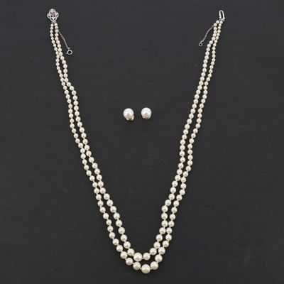 un ensemble composé d'un collier et de boucles d'oreilles en perles blanches