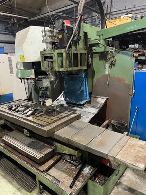un centre d'usinage LEADWELL type MCV-1300P (année inconnue,…