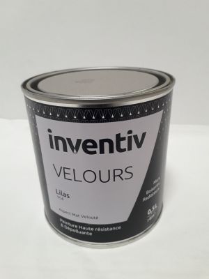 un pot de peinture posé sur une table blanche