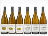 six bouteilles de vin blanc alignées