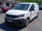 une camionnette blanche garée dans un parking