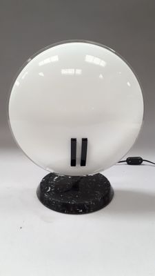 une lumière blanche posée sur un socle noir