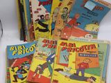 Plusieurs livres pour enfants sont posés sur une surface blanche