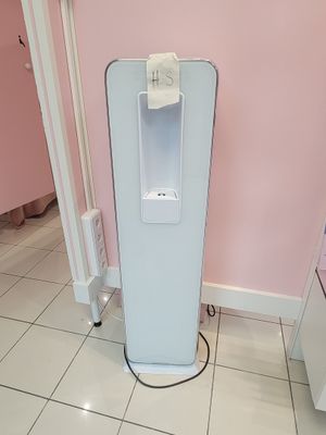 un distributeur d'eau dans un coin d'une chambre rose